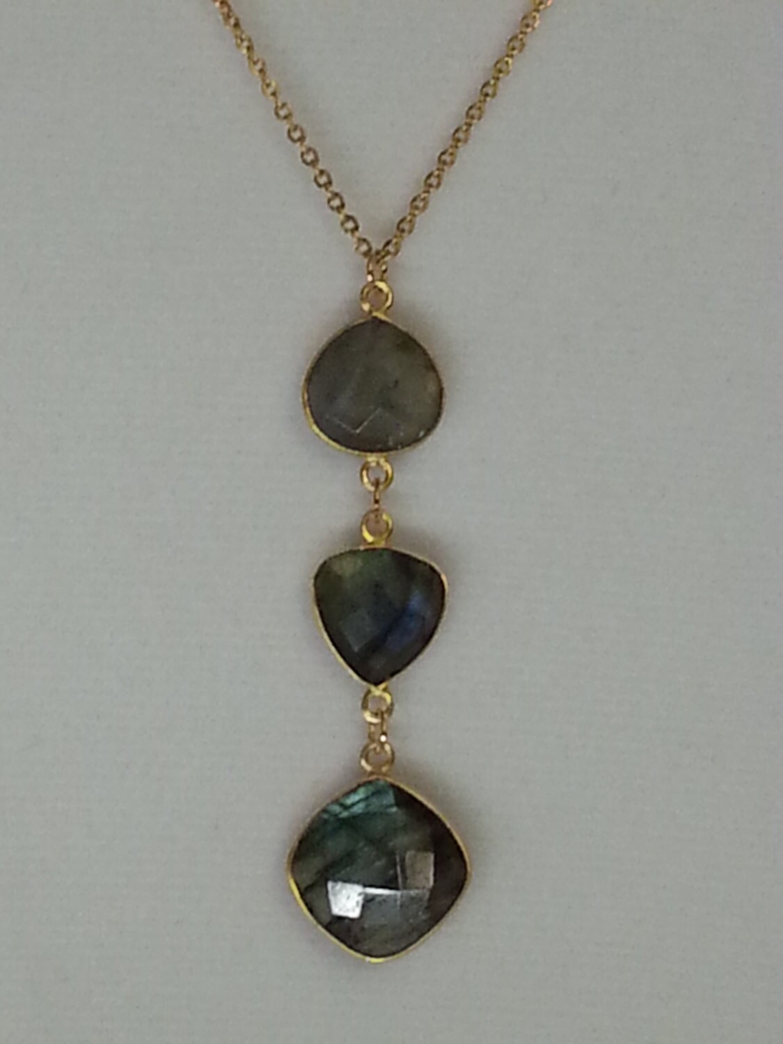 Facettierter Labradorit Anhänger An Vergoldeter Kette von DianaReevesJewelry