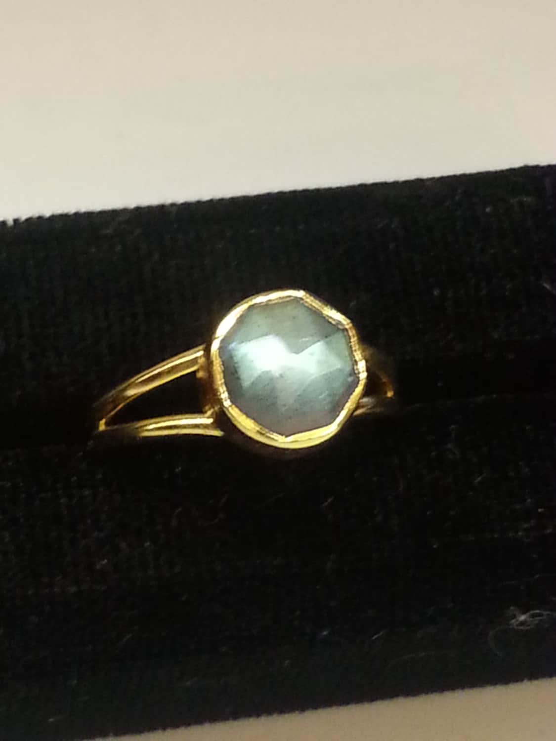 Facettierter Labradorit Edelstein Ring in Einer Vergoldeten Fassung von DianaReevesJewelry