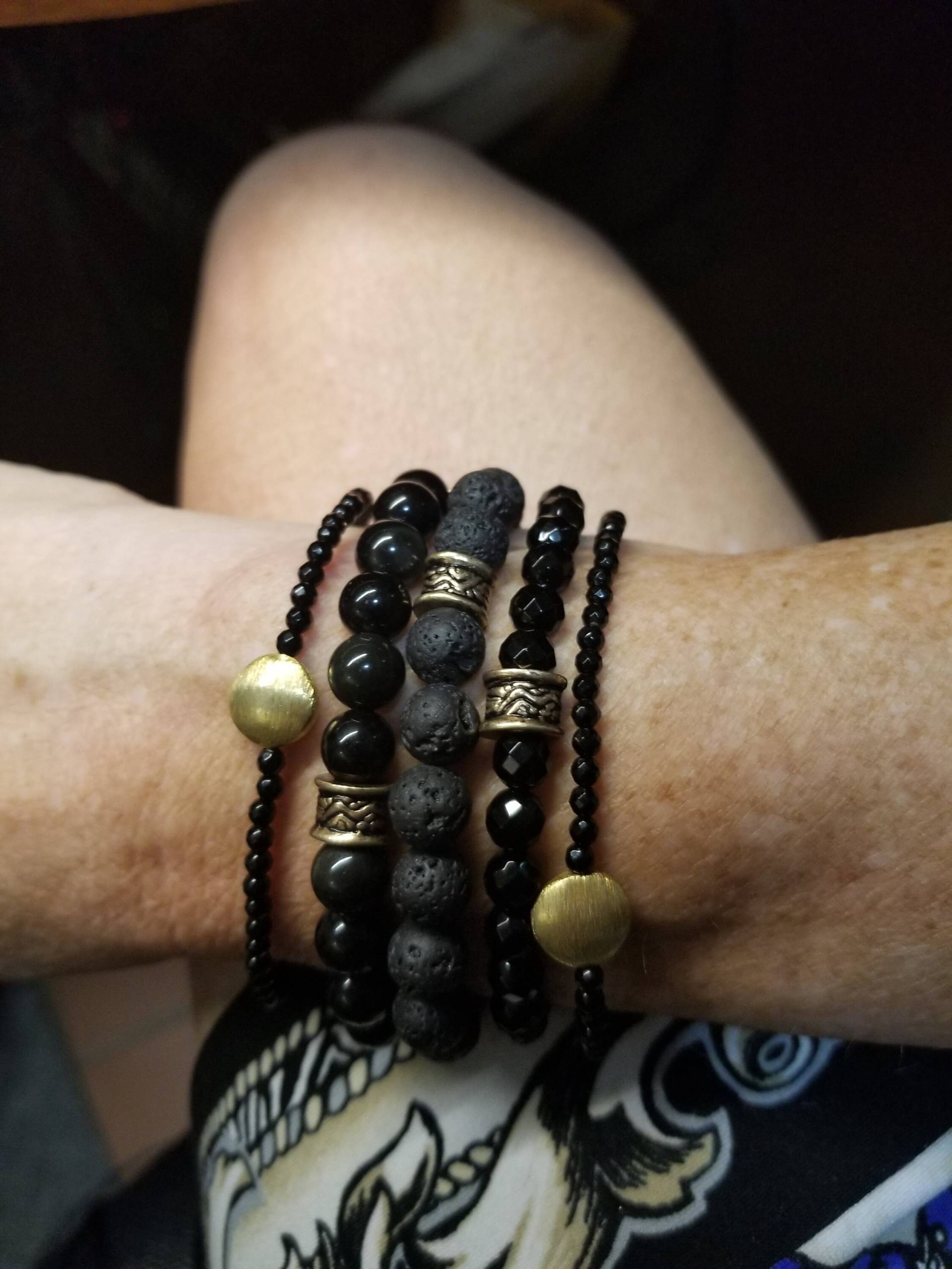 Facettiertes Und Poliertes Dehnbares Armbandset Aus Onyx, Lava, Und Messingperlen. 5 Stränge von DianaReevesJewelry