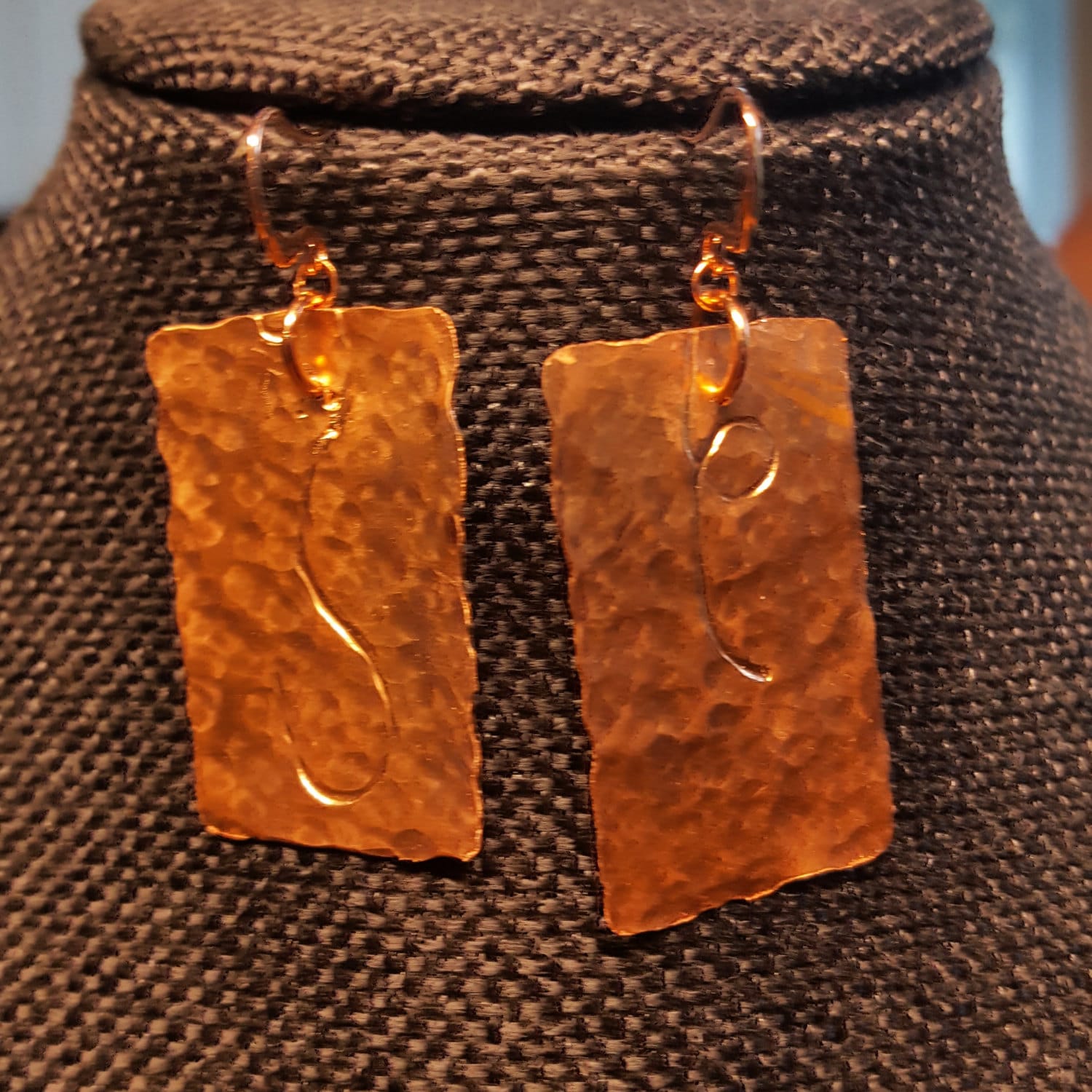 Gehämmerte Kupferohrringe Mit Rosegold Ohrhaken von DianaReevesJewelry