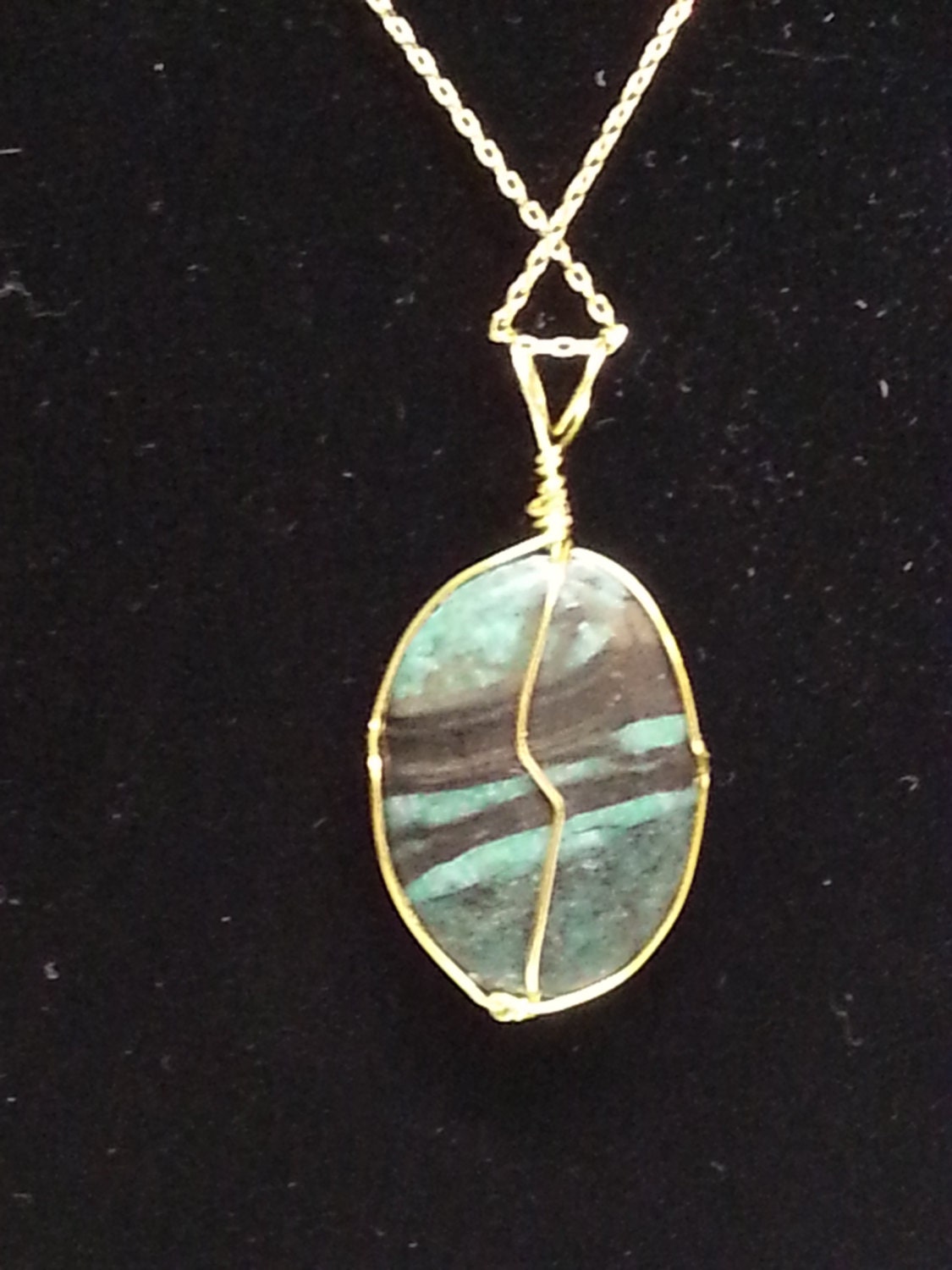 Gewalkt River Stone Plattiert Anhänger Mit Gold, Wire-Wrap Und Kette von DianaReevesJewelry