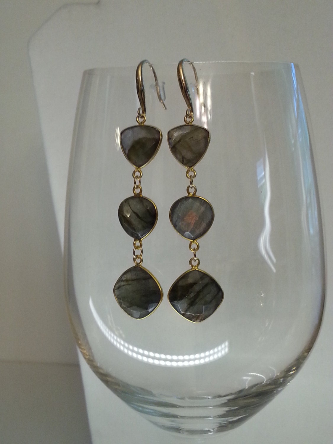 Goldene Labradorit Ohrhänger von DianaReevesJewelry