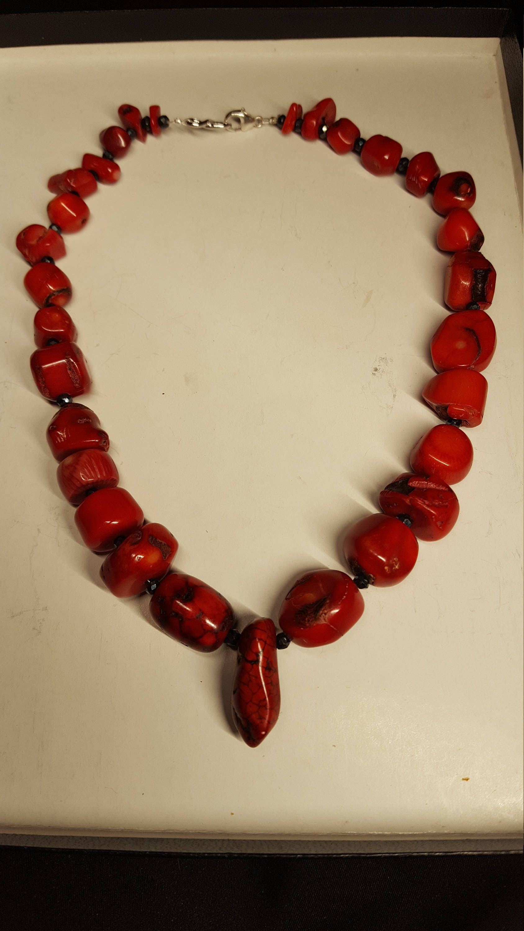 Halskette Aus Roter Koralle Und Schwarzem Saphir, 39 cm Lang von DianaReevesJewelry