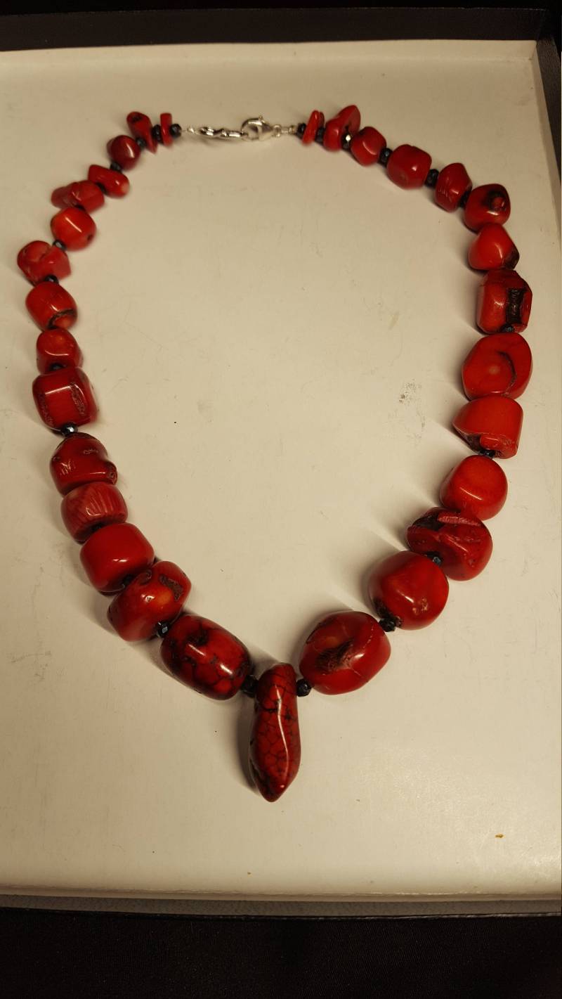 Halskette Aus Roter Koralle Und Schwarzem Saphir, 39 cm Lang von DianaReevesJewelry