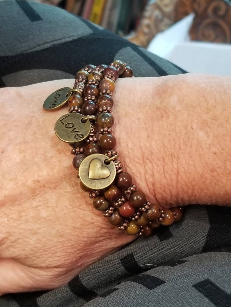 Dehnbares Armband Aus Jaspis Und Kupfer Mit Messing Charm. Ein Strang von DianaReevesJewelry