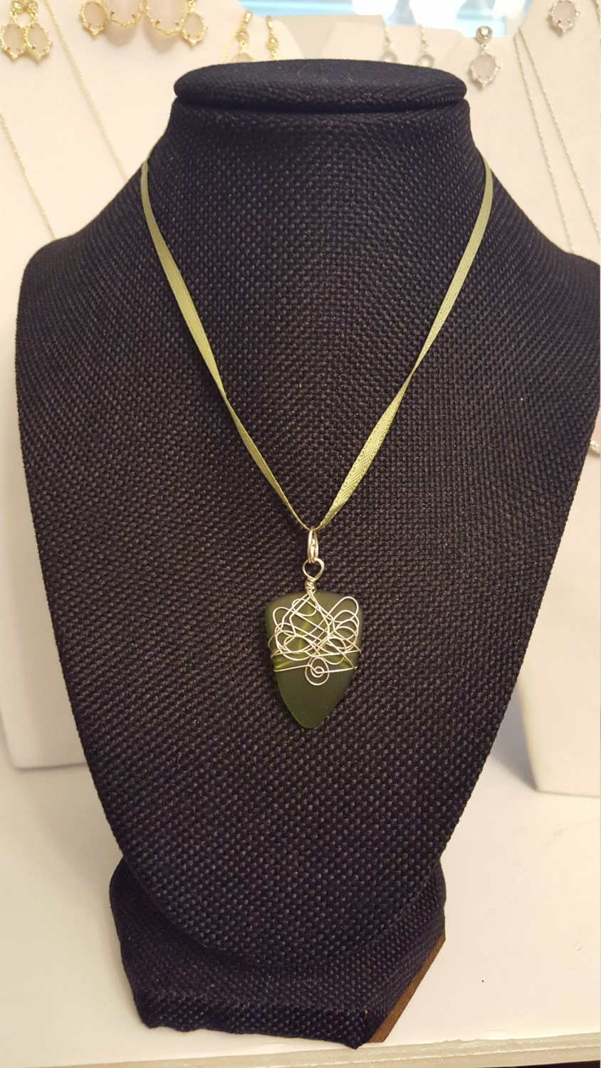 Mit Drahtumwickeltem Strandglasanhänger An Einem Seidenband Aus Santa Barbara von DianaReevesJewelry