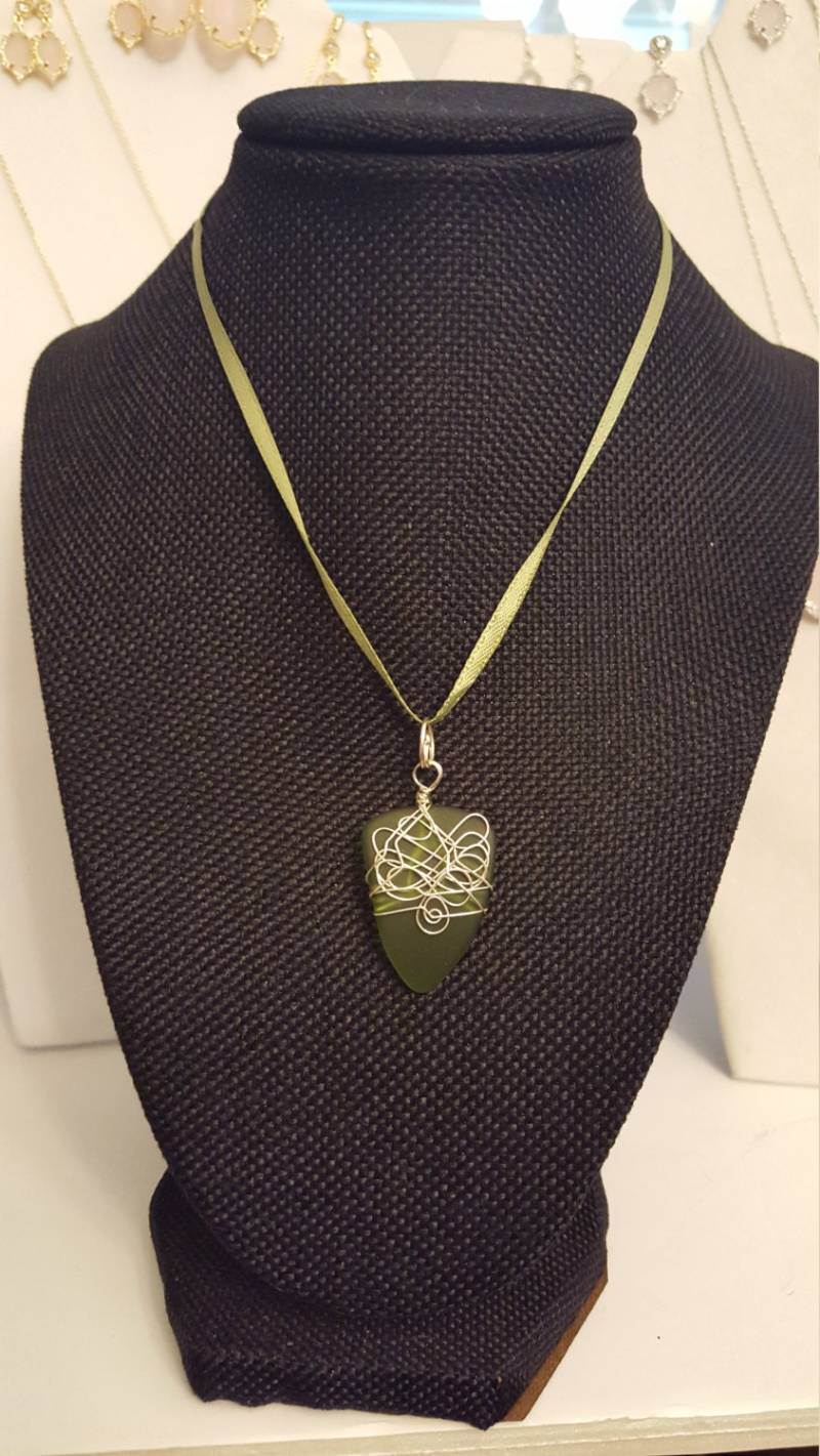 Mit Drahtumwickeltem Strandglasanhänger An Einem Seidenband Aus Santa Barbara von DianaReevesJewelry