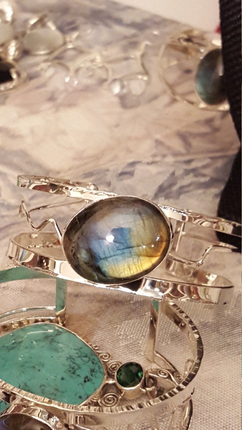 Moderne Schimmernde Labradorite Sterling Silber Armband Manschette von DianaReevesJewelry