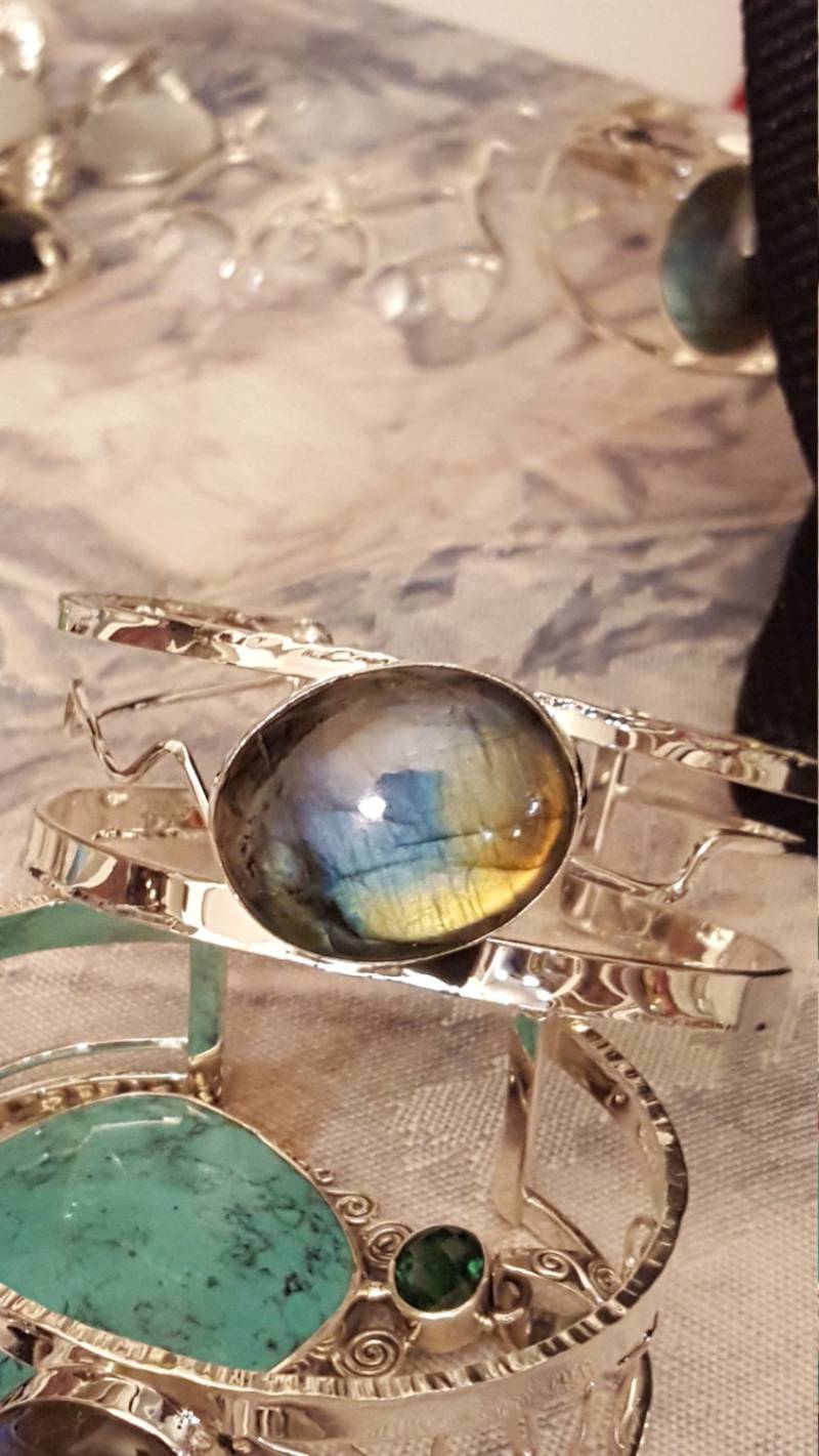 Moderne Schimmernde Labradorite Sterling Silber Armband Manschette von DianaReevesJewelry