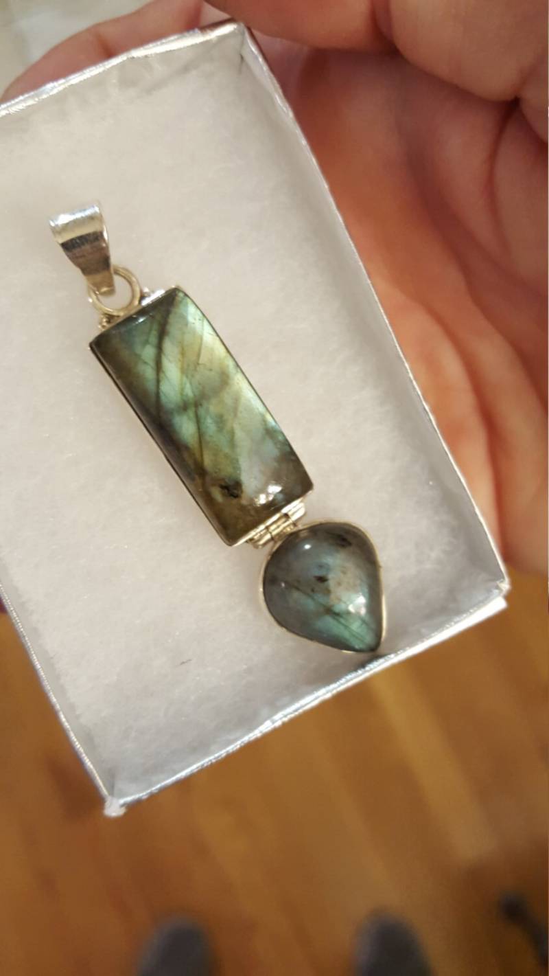 Moderner Blau Schimmernder Labradorit Sterlingsilber-Anhänger Mit 16-Zoll-Kette von DianaReevesJewelry