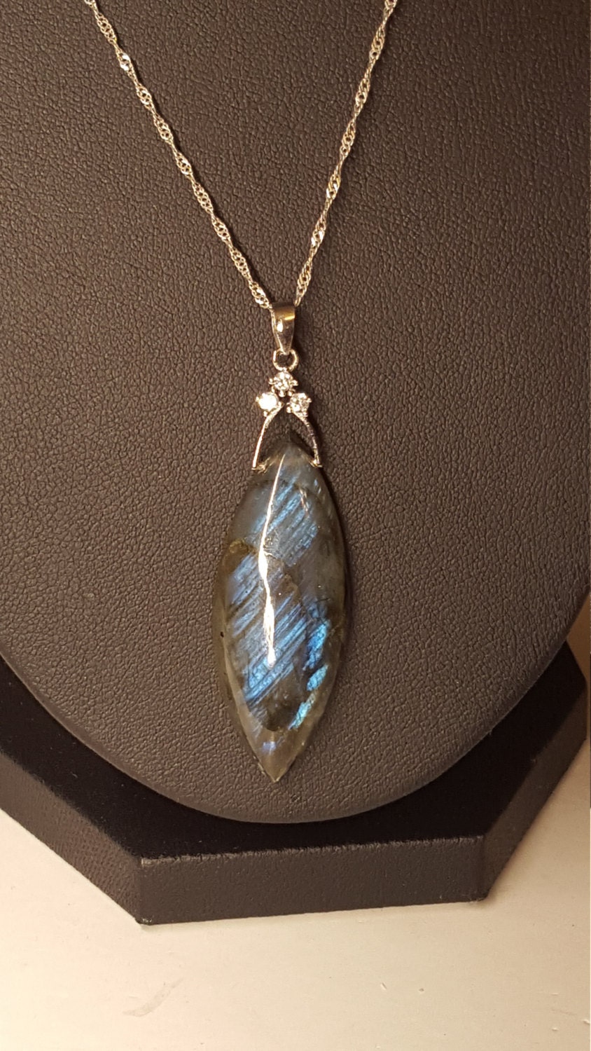 Moderner Blau Schimmernder Labradorit-sterlingsilberanhänger Und 18-Zoll-Kette von DianaReevesJewelry