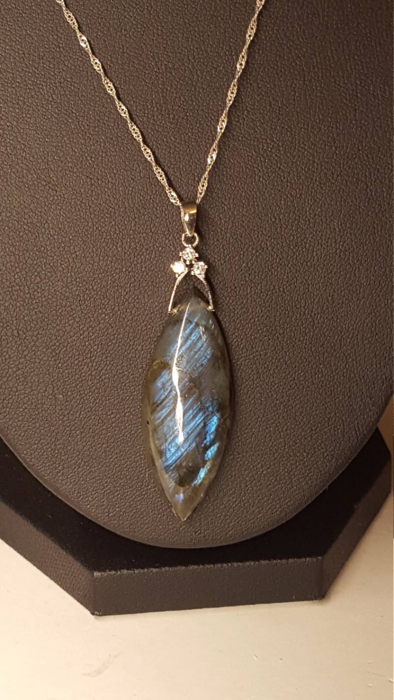 Moderner Blau Schimmernder Labradorit-sterlingsilberanhänger Und 18-Zoll-Kette von DianaReevesJewelry
