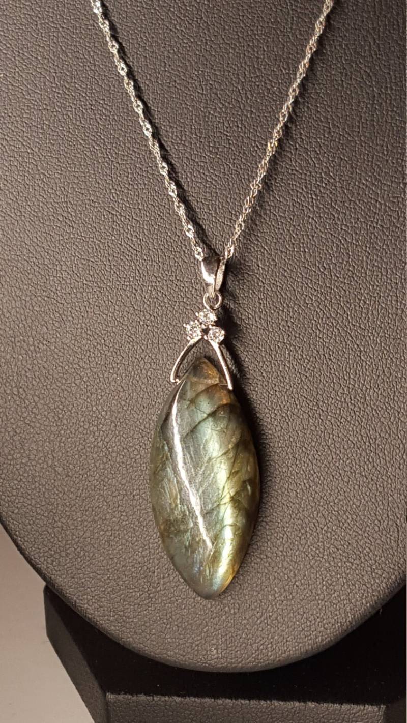 Moderner Blau Schimmernder Labradorit-sterlingsilberanhänger Und 18-Zoll-Kette von DianaReevesJewelry