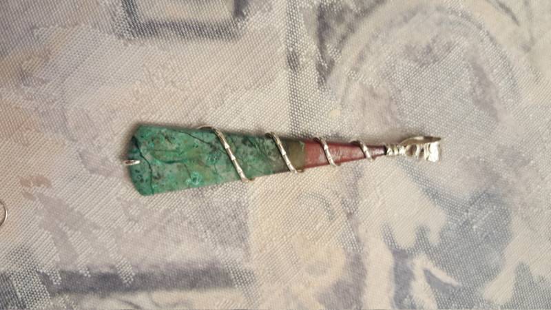 Moderner Jaspis Wire Wrapped Sterlingsilber-Anhänger Und 16-Zoll-Kette von DianaReevesJewelry