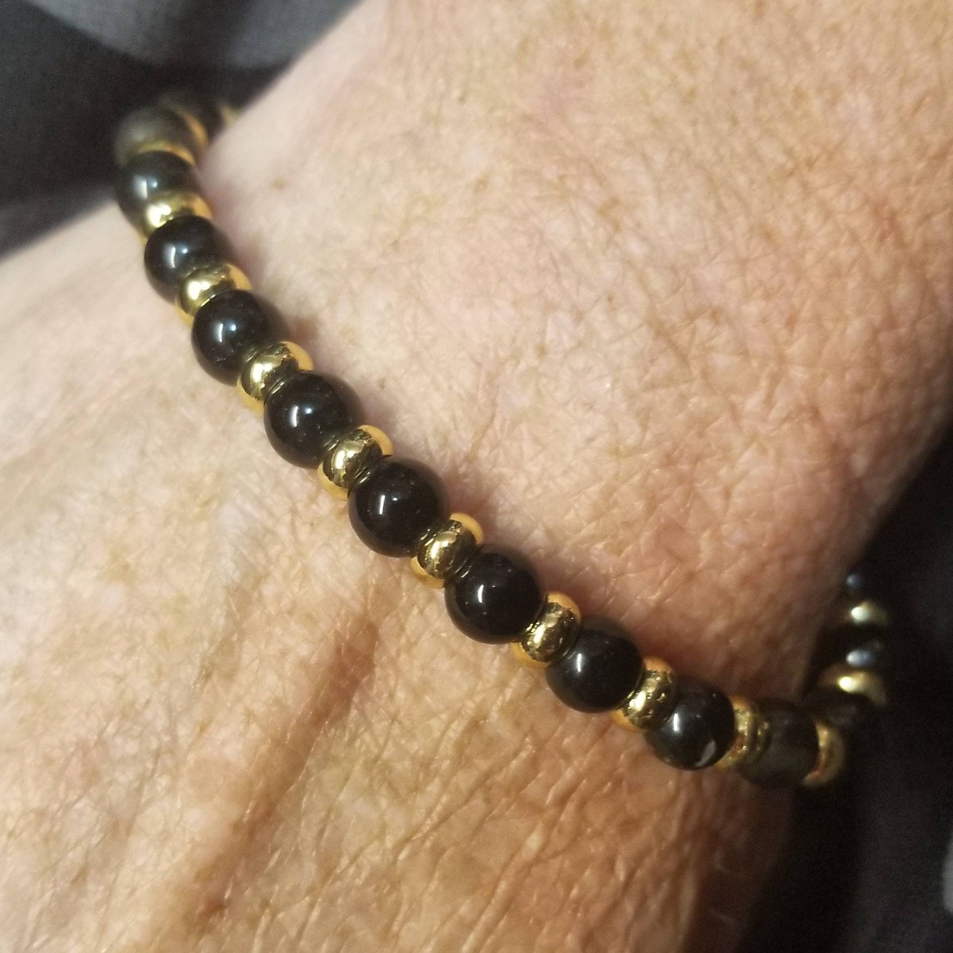 Polierter Onyx, Vergoldetes Messing Dehnbares Armband von DianaReevesJewelry