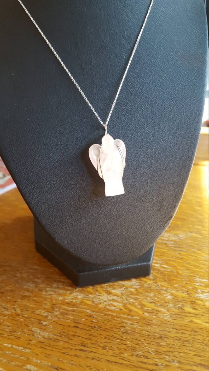 Quarz Geschnitzter Engel, Draht Gewickelt, An Sterling Silber Halskette von DianaReevesJewelry