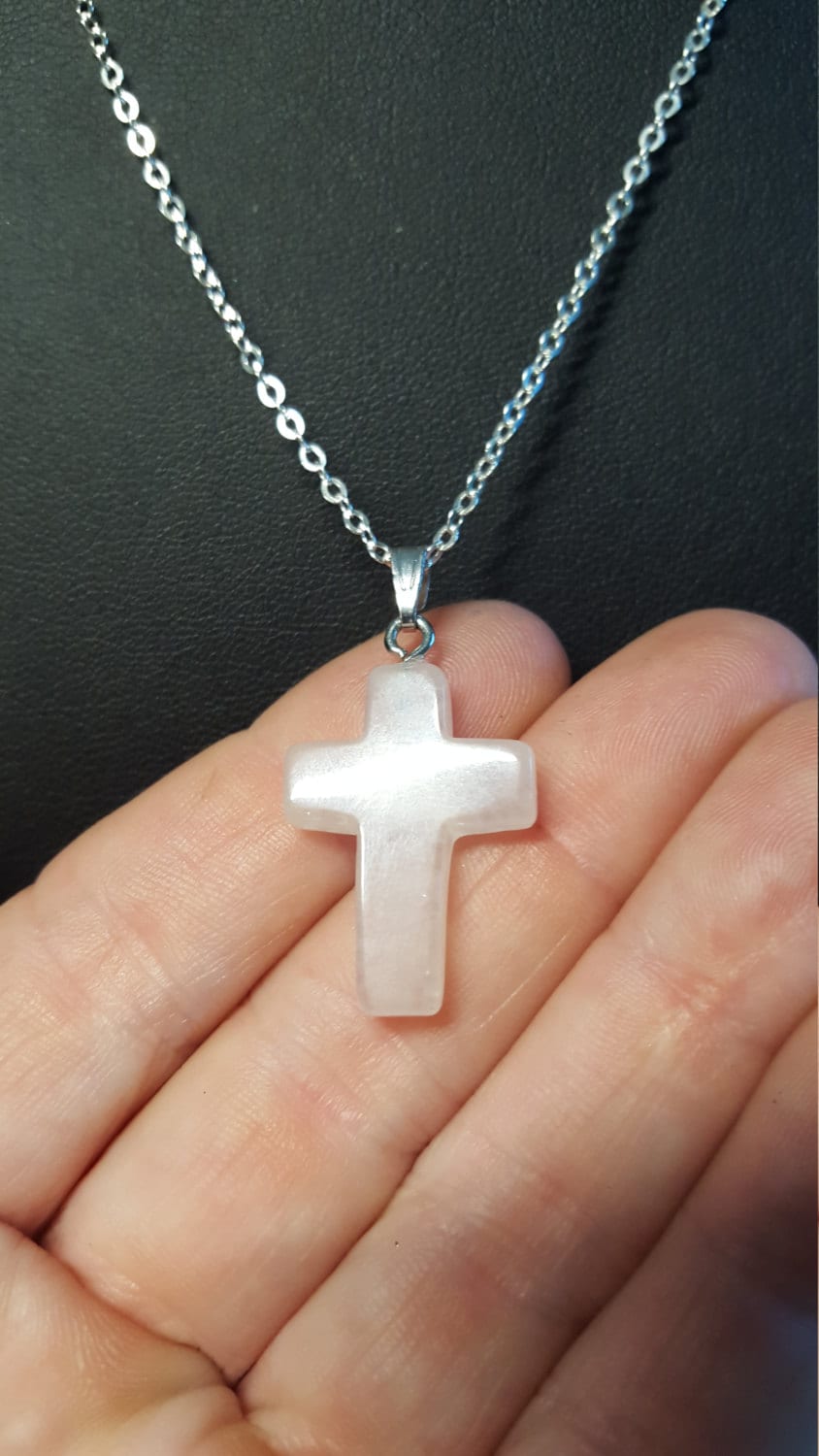 Rosenquarz Kreuz Anhänger An Silberfarbener Kette, 46 cm von DianaReevesJewelry