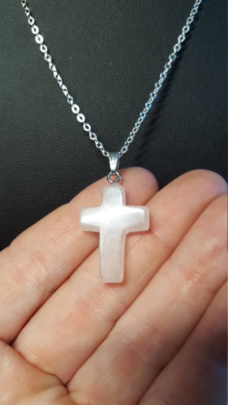 Rosenquarz Kreuz Anhänger An Silberfarbener Kette, 46 cm von DianaReevesJewelry