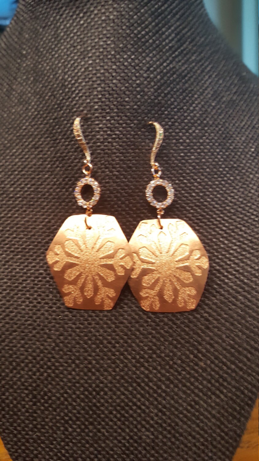Schneeflocke Gestempelte Kupfer Ohrringe Mit Rosegold Und Cz Ohrhaken von DianaReevesJewelry