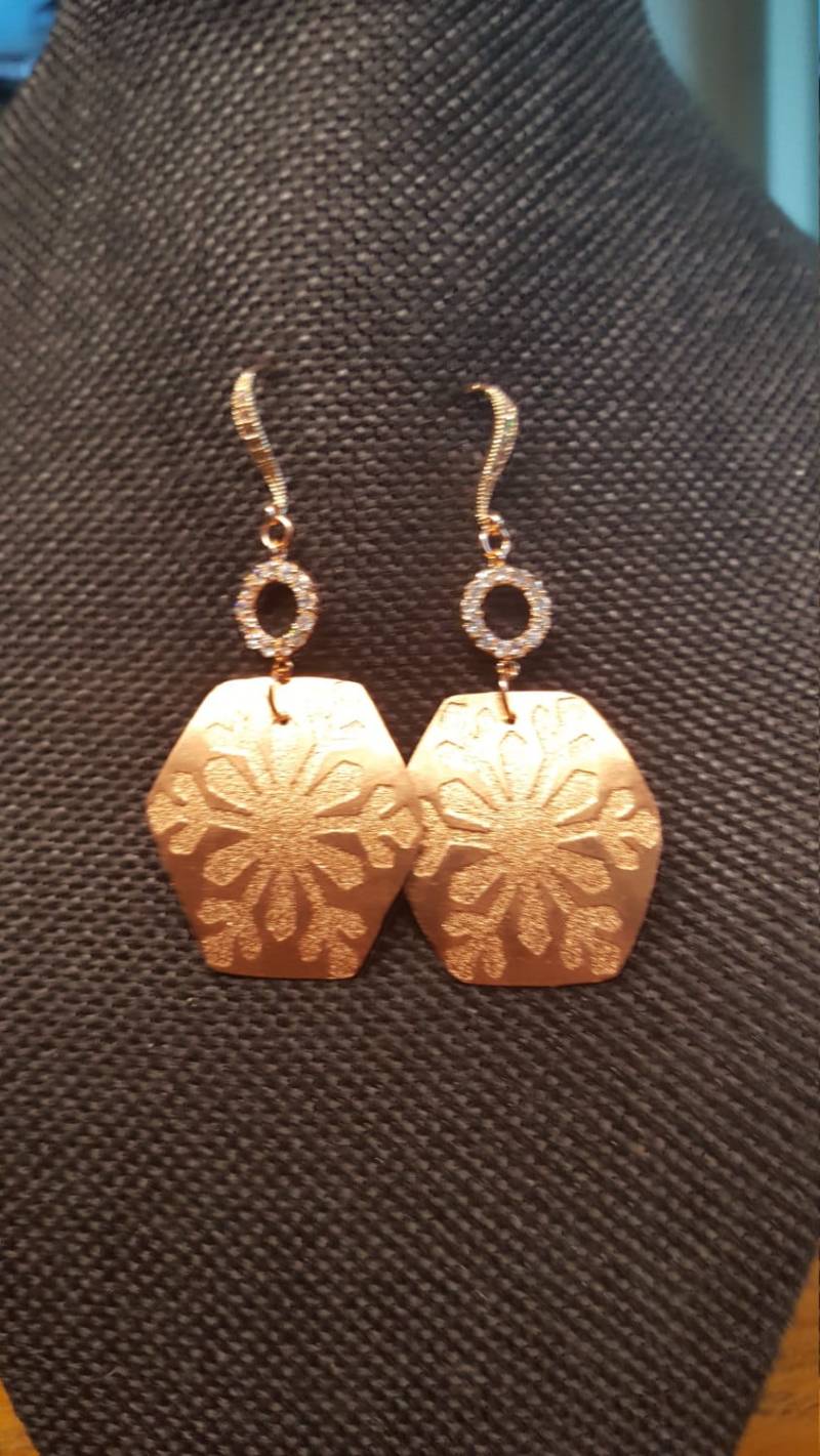 Schneeflocke Gestempelte Kupfer Ohrringe Mit Rosegold Und Cz Ohrhaken von DianaReevesJewelry