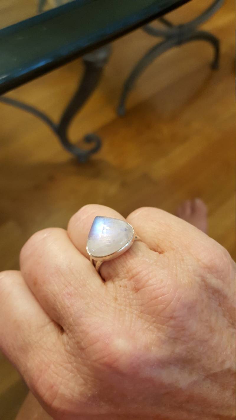 Blau Schimmernder Regenbogen Mondstein Solitär Ring. Größe 7, Sterlingsilber von DianaReevesJewelry