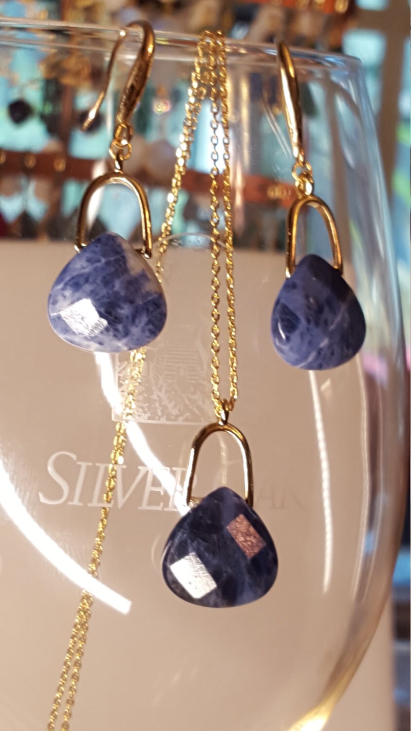 Sodalith Vergoldete Anhänger & Ohrringe Set, 15-Zoll-Kette von DianaReevesJewelry