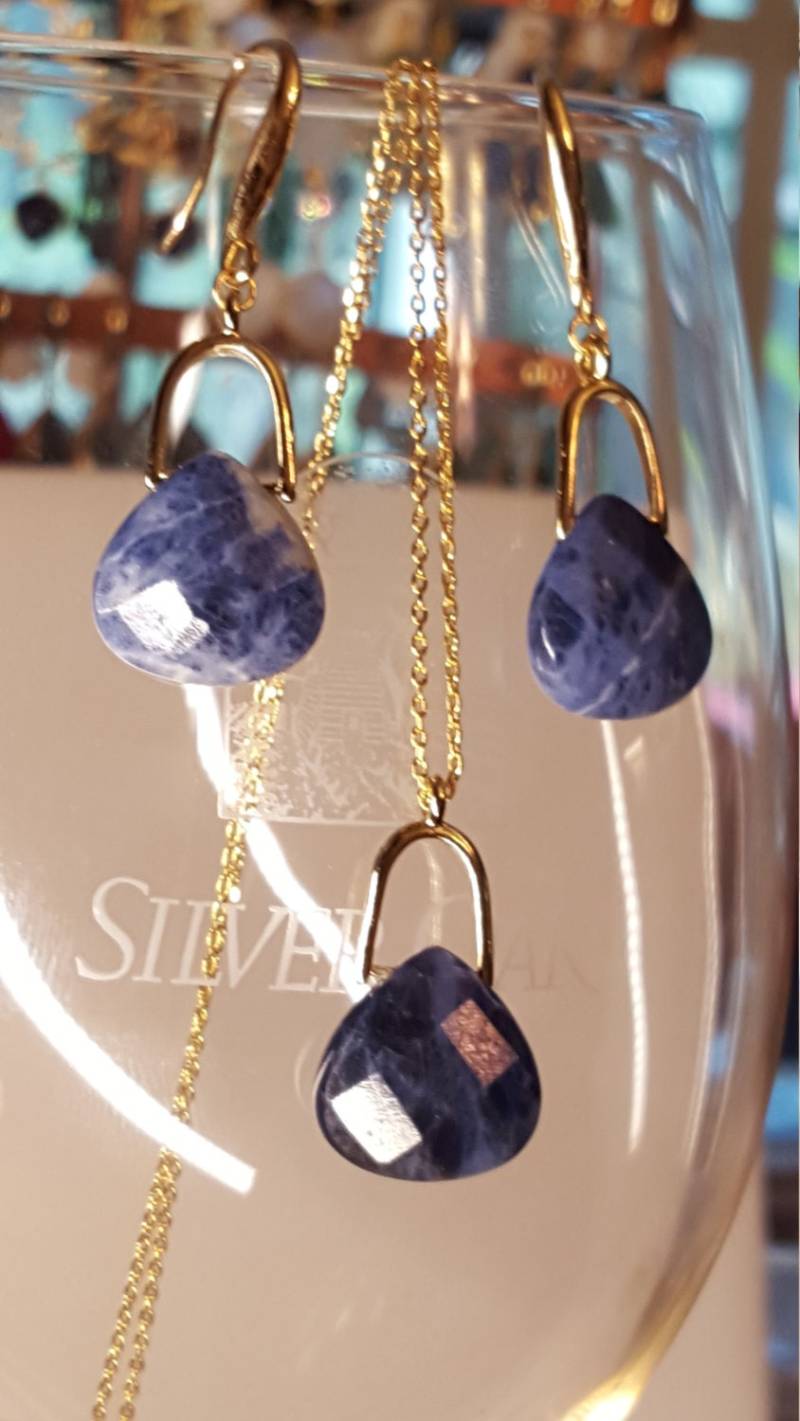 Sodalith Vergoldete Anhänger & Ohrringe Set, 15-Zoll-Kette von DianaReevesJewelry