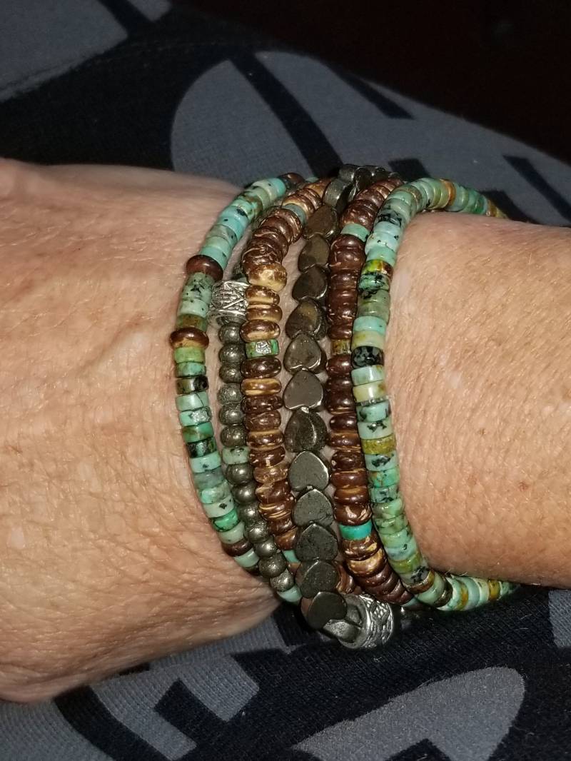 Türkis, Kokosnuss, Silber Und Pyrit Perlen Dehnbares Armband Set. 6 Stränge von DianaReevesJewelry