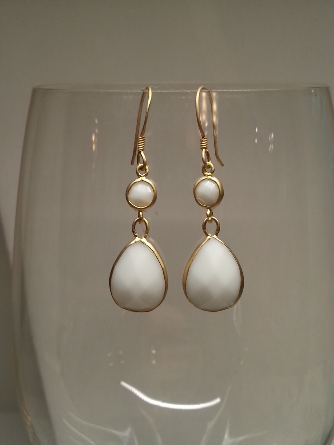 Weißer Achat Vergoldete Sterling Silber Tropfen Ohrringe von DianaReevesJewelry