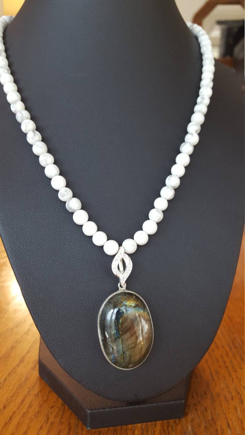 Labradorit Anhänger Mit Cz Silber Anhänger, Weiße Howlith Perlen von DianaReevesJewelry