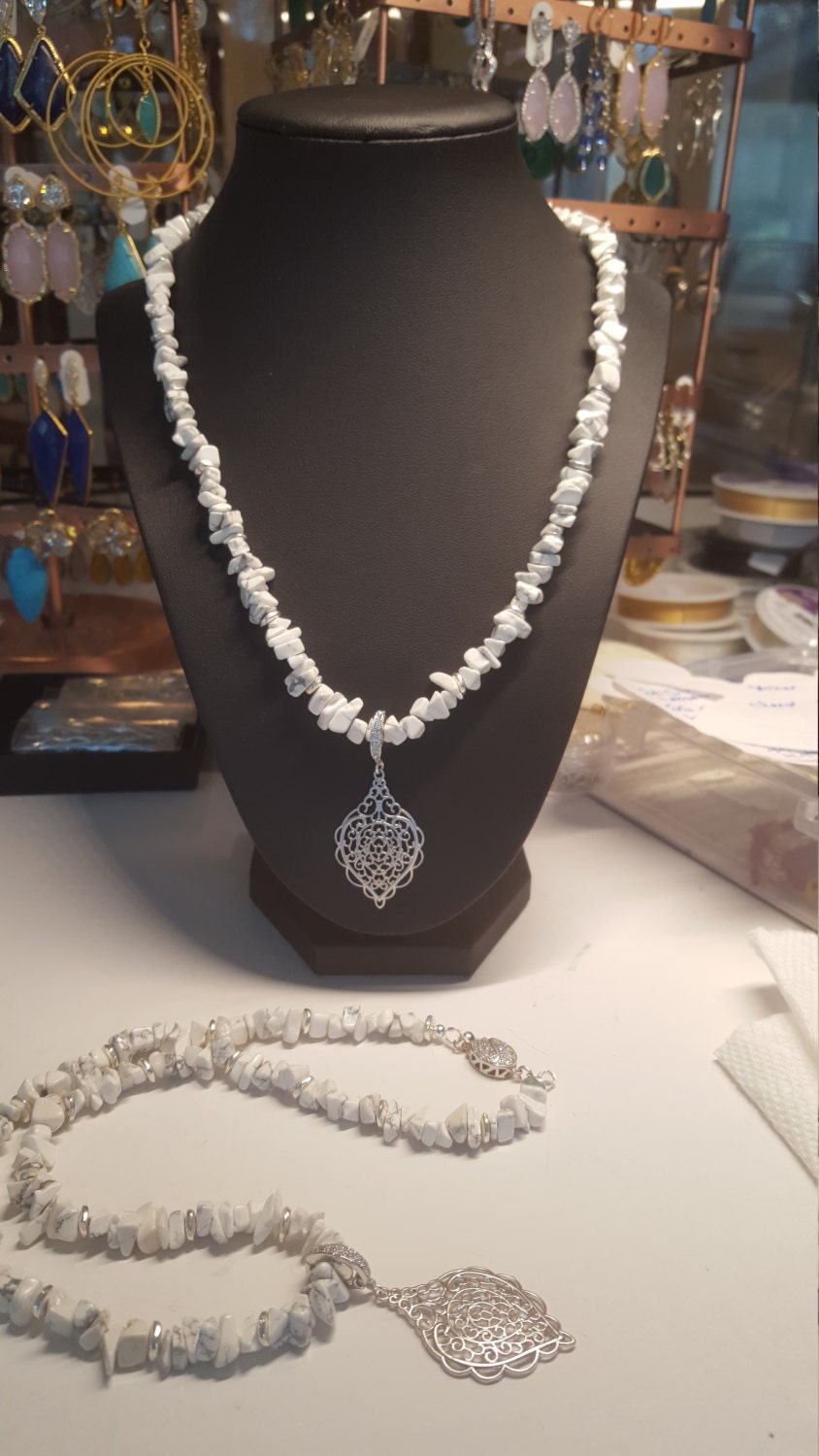 Schöner Silber Anhänger Mit Cz Besetzter Silberschlaufe An Einer 45 cm Langen Kette Weißen Howlith - Und Silberperlen Sicherheitsschließe von DianaReevesJewelry