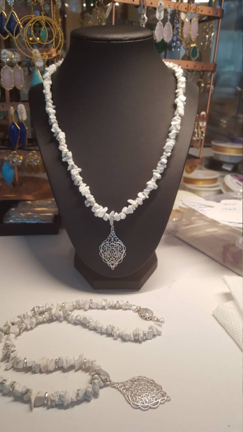 Schöner Silber Anhänger Mit Cz Besetzter Silberschlaufe An Einer 45 cm Langen Kette Weißen Howlith - Und Silberperlen Sicherheitsschließe von DianaReevesJewelry