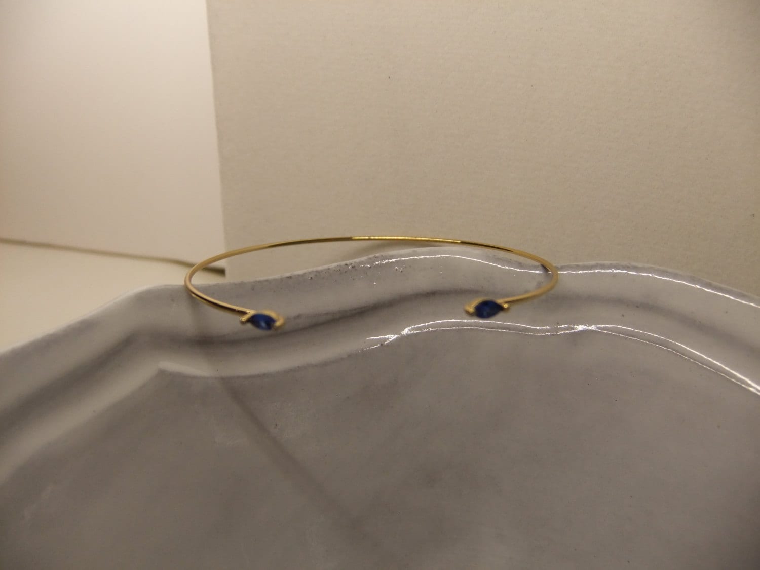 Zierliche Vergoldete Blauen Saphir Armband von DianaReevesJewelry