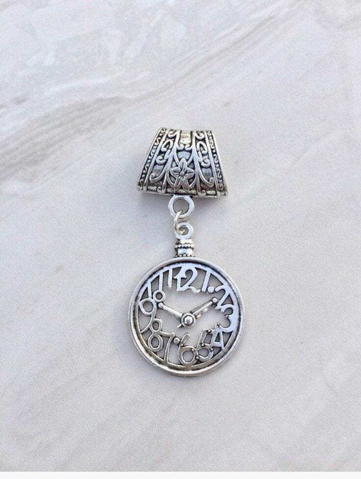 Kleine Silber Uhr Anhängerschlaufe, Schalanhänger, Schal Anhänger, Schmuck, Anhänger von DianaSianCrafts