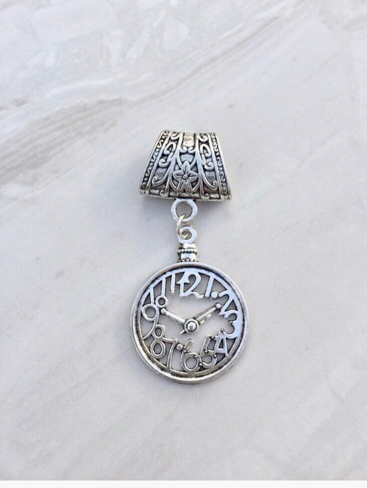 Kleine Silber Uhr Anhängerschlaufe, Schalanhänger, Schal Anhänger, Schmuck, Anhänger von DianaSianCrafts