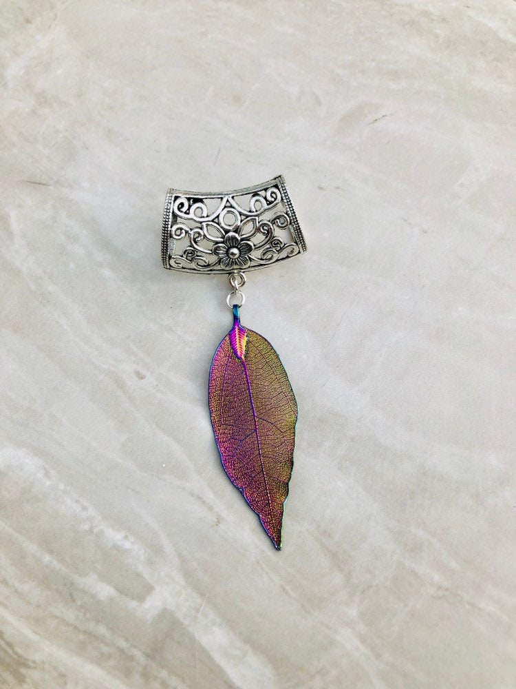 Schillernder Blatt Schal Anhänger von DianaSianCrafts