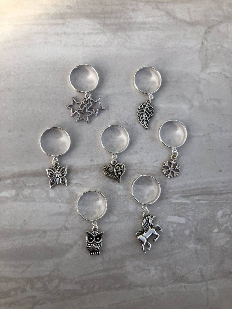 Silver Charm Ring - Ein Anhängerring, Der in Verschiedenen Charm-Designs Erhältlich Ist von DianaSianCrafts