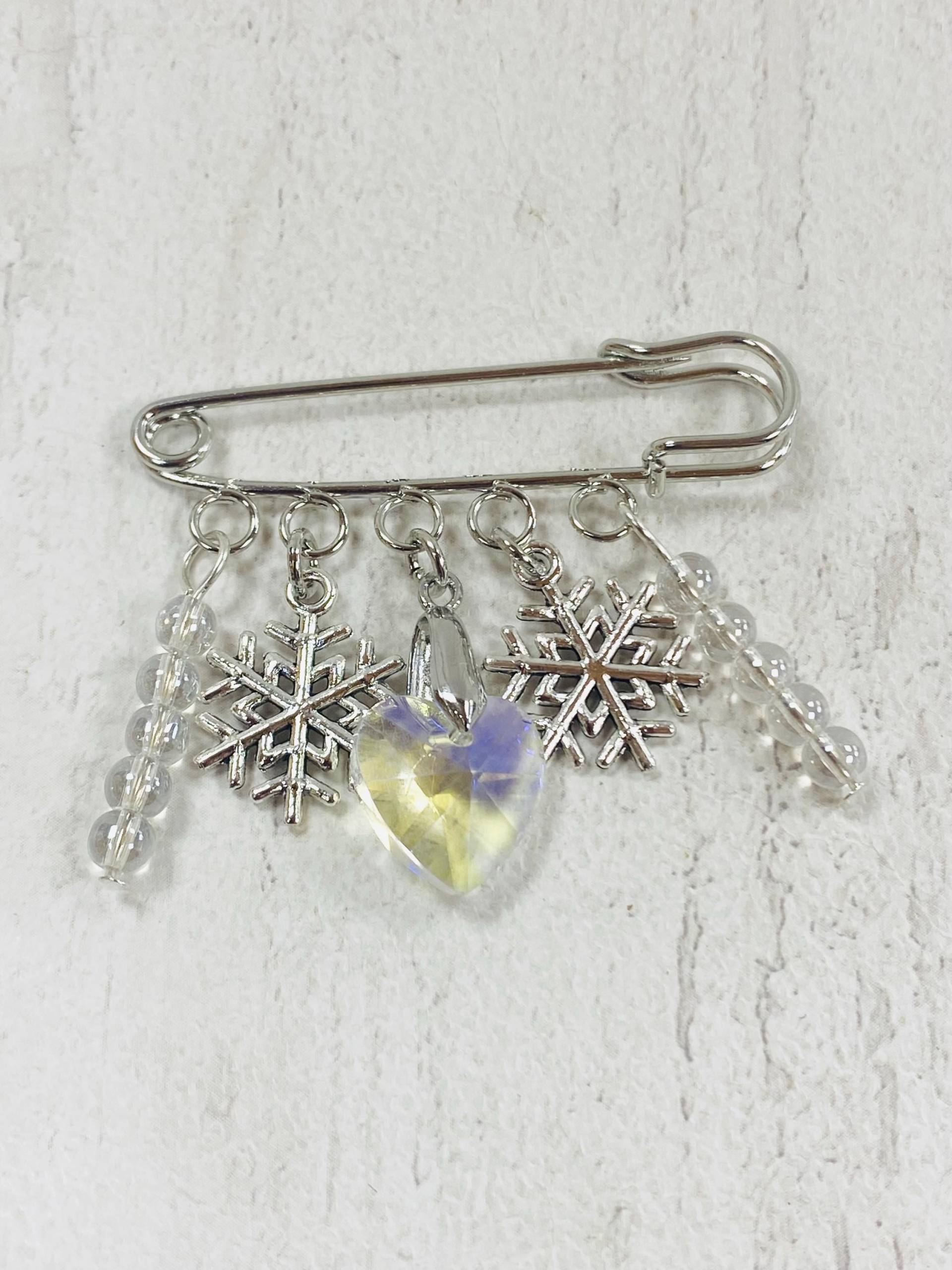 Winter Charm Brosche, Kristall Herz Kiltnadel, Silber Taschenabzeichen, Pin, Schalstift, Geschenk Für Sie, Schneeflocke Brosche von DianaSianCrafts