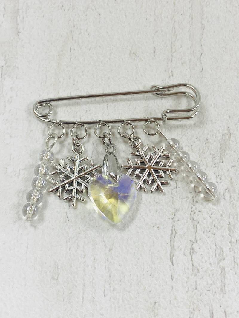 Winter Charm Brosche, Kristall Herz Kiltnadel, Silber Taschenabzeichen, Pin, Schalstift, Geschenk Für Sie, Schneeflocke Brosche von DianaSianCrafts