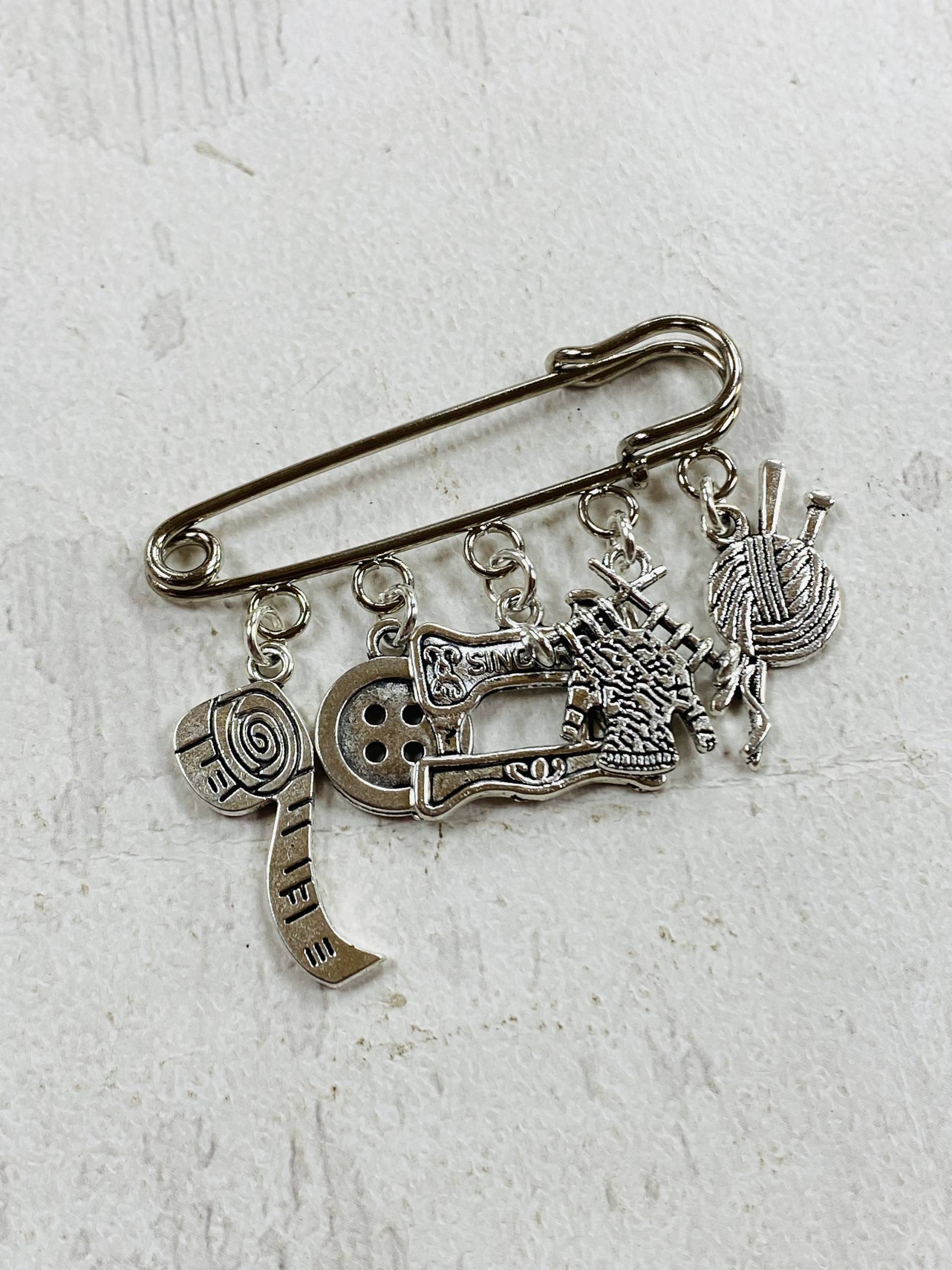 stricken Themen Charme Brosche, Nähen Kiltnadel, Silber Tasche Abzeichen, Charm Pin, Geschenk Für Sie von DianaSianCrafts