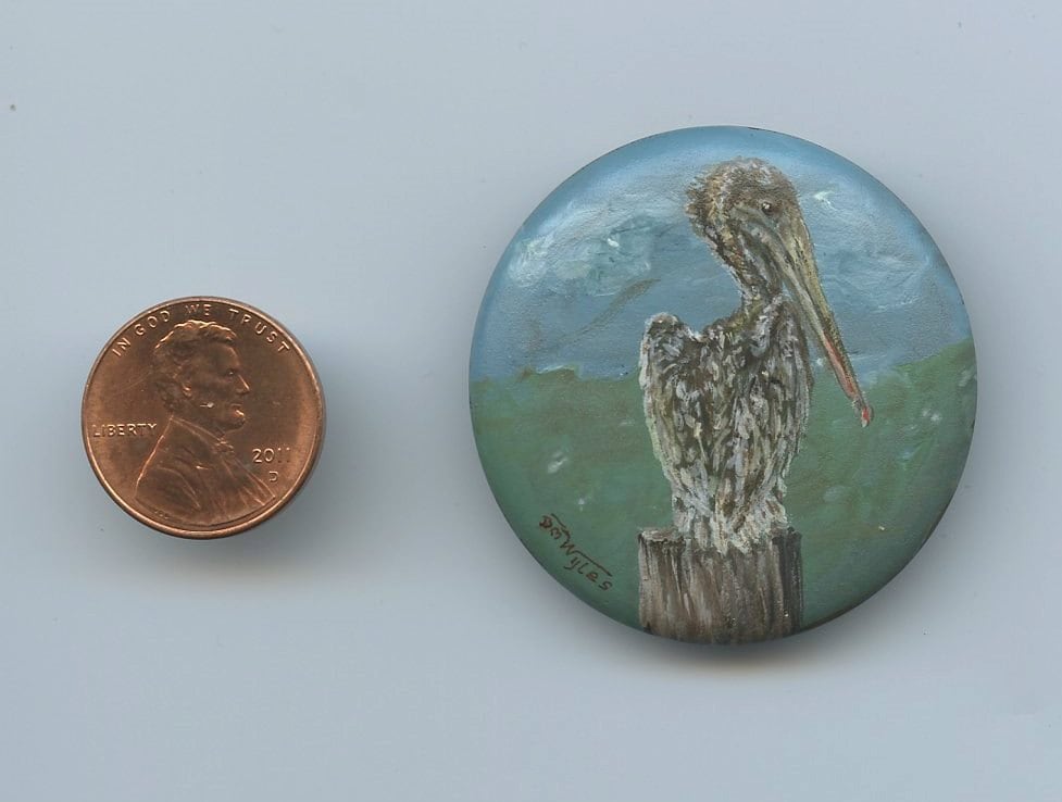 Das Pelikan-Porträt Ist Handbemalt Auf Einem Antiken Knopf, Der Als Originale Miniatur-Kunst Halskette Oder Anstecknadel Getragen Werden Kann von DianaWylesArtStudio