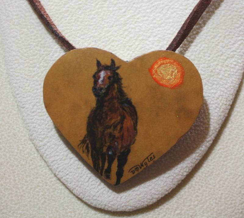 Ein Bay Pferd Mit Sonne Ist Handbemalt Auf Ein Stück Kürbis Als Tragbare Miniaturkunst Ein Bay Pferd Mit Sonne Ist Handbemalt Auf Ein Stück Kürbis Als Tragbare Miniaturkunst von DianaWylesArtStudio