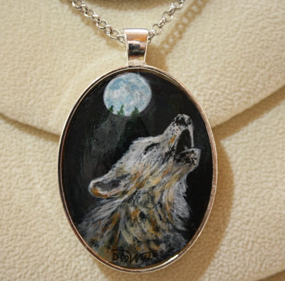 Ein Wolf Heulend Den Vollmond Ist Handgemalt in Miniatur Auf Ein Stück Kürbis Montiert Einem Anhänger Mit Kette Als Einzigartige Tragbare Kunst von DianaWylesArtStudio