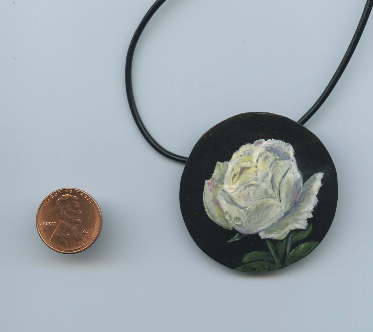 Weiße Rose Mit Tautropfen Auf Schwarzem Hintergrund Ist Von Hand Leichten Kürbis Gemalt Und Als Miniaturkunst Tragbar von DianaWylesArtStudio