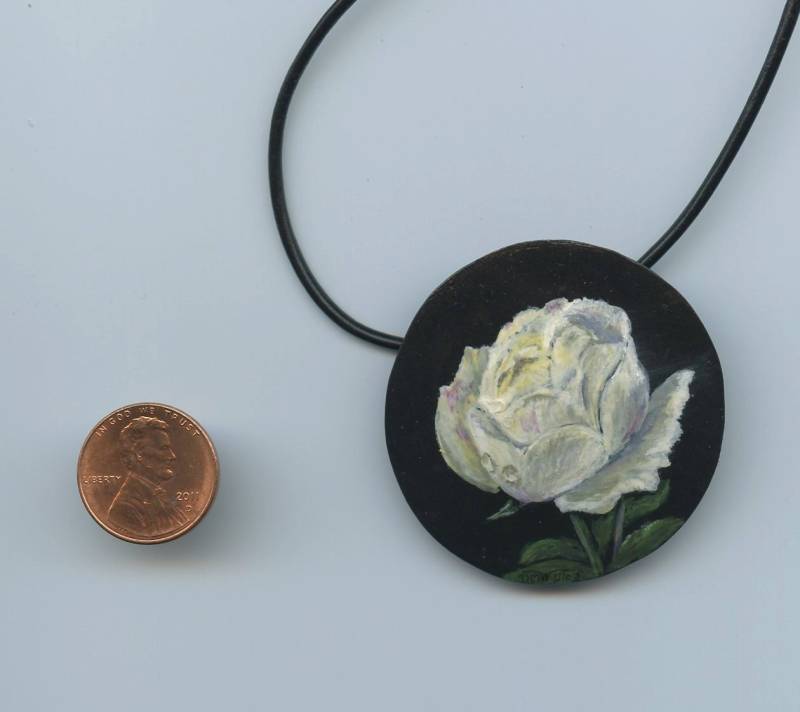 Weiße Rose Mit Tautropfen Auf Schwarzem Hintergrund Ist Von Hand Leichten Kürbis Gemalt Und Als Miniaturkunst Tragbar Weiße Rose Mit Tautropfen Auf Schwarzem Hintergrund Ist Von Hand Leichten Kürbis Gemalt Und Als Miniaturkunst Tragbar von DianaWylesArtStudio
