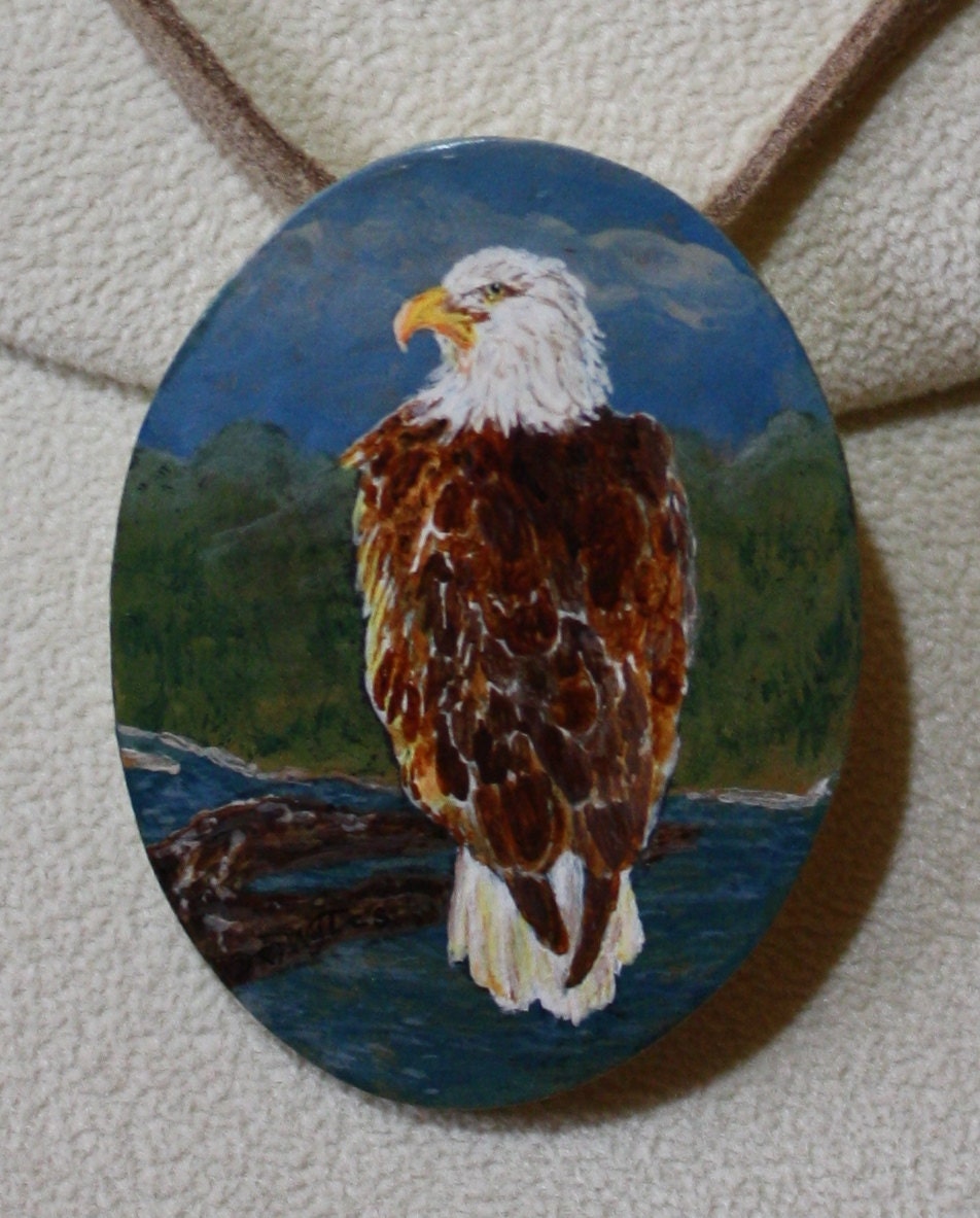 Weißkopfseeadler Am Rande Eines Flusses, Handgemalt Auf Kürbis, Als Tragbare Kunst, Halskette Oder Pin, Miniature Fine Art von DianaWylesArtStudio