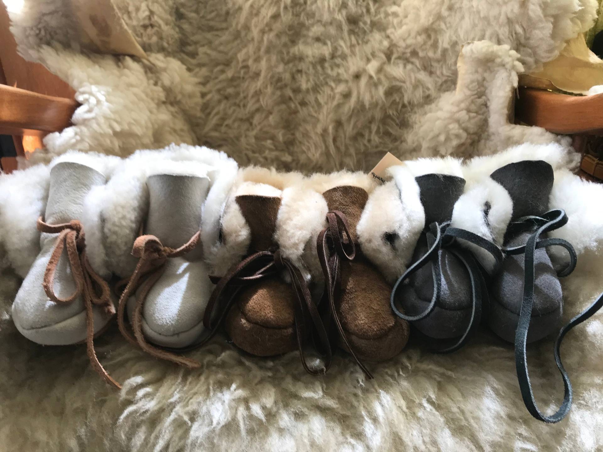 0-12 Monate Baby Schaffell Hausschuhe 0-12 Monate Baby Schaffell Hausschuhe von Dianassheepskins