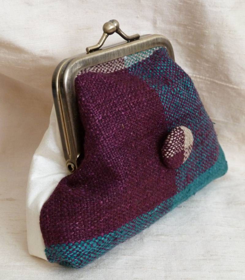 20% Sale Handtasche, Tweed Seide Stoff, Weiße Rückseite, Gefüttert, Antiker Goldrahmen, Handgemachter Seidenknopf, Zwei Farben Zur Auswahl von DianeShawSilkGifts