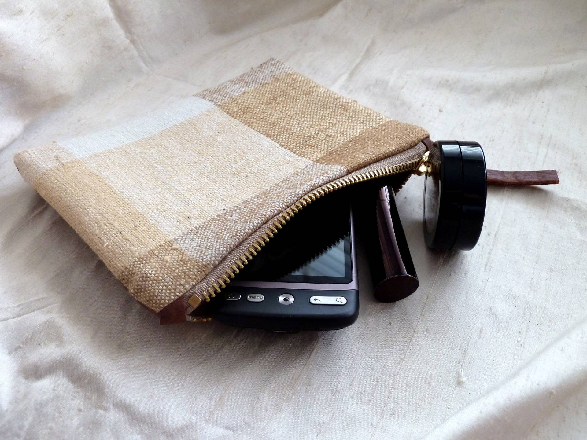 Leder + Tweed Geldbörse, Nützliche Reißverschluss-Clutch, Braunes Leder, Seidenstoff, Telefon, Schminktasche, Kosmetiktasche, Mit Seide von DianeShawSilkGifts