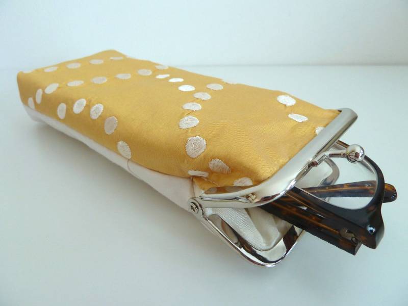 Sale 20% Brillenetui, Brille, Sonnenbrille, Handy, Taschentuchhalter, Klapprahmen, Bestickte Weiße Punkte Auf Gelber Seide, Seidenfutter von DianeShawSilkGifts